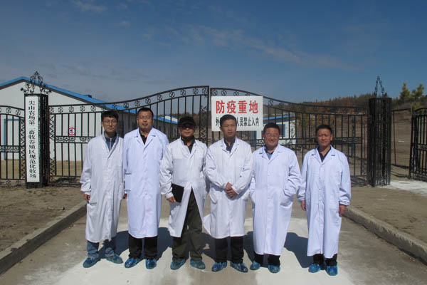 15跟随农场畜牧科和防疫站负责人到奶牛养殖小区检查.JPG