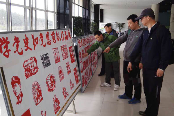 参观农场“学党史 知党恩”剪纸作品展.JPG
