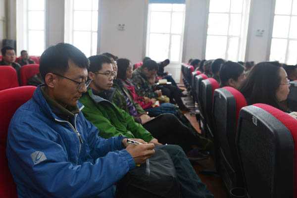 04学员们在认真听尖山农场场长冯占山在现场会进行工作部署.JPG