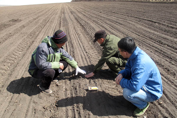 05帮助农户大豆待播测量地温.JPG