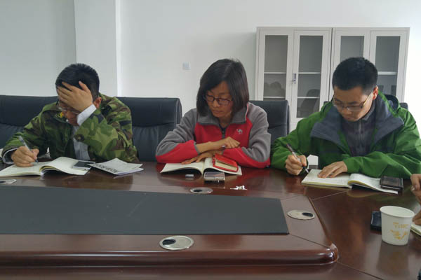 “两学一做”座谈会上认真学习的学员.jpg