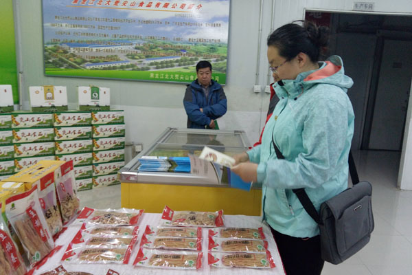 2016年5月11日-郑丽娜-黑龙江尖山食品有限公司-参观公司产品展示区.jpg